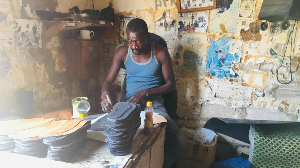 Cordonniers et tanneurs, ils sont 6000 à vivre de ces activités dans la localité, située à 120 kilomètres au nord de Dakar.