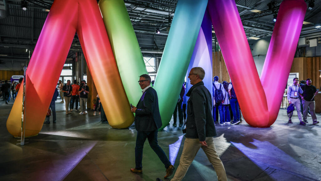 Les visiteurs déambulent parmi les stands de la 9e édition du salon VivaTech, dédié aux start-ups technologiques et à l'innovation, à Paris Expo Porte de Versailles, à Paris, le 11 juin 2025.