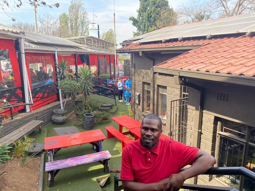 Lebongang Makola, gerente do restaurante Sakhumzi, explica que o estabelecimento investiu em painéis solares há quase 10 anos para contornar os apagões. 