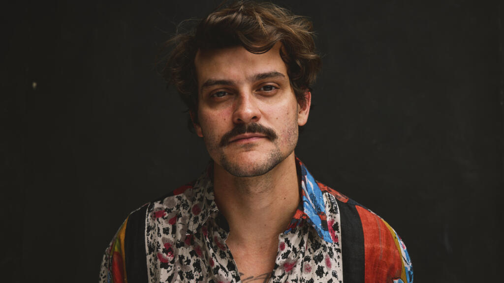O músico gaúcho Gabriel da Rosa lançou "É o que a casa oferece", seu primeiro álbum, em 2023.