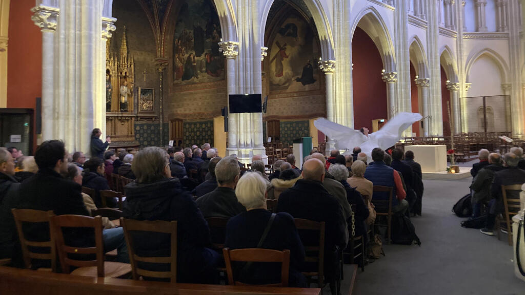Lors de la journée mémorielle aux Facultés Loyola à Paris le 1er mars 2025, ceux qui le souhaitaient se sont recueillis dans l’Église Saint Ignace, des prières à l’intention des victimes d’agressions sexuelles commises par des prêtres jésuites.