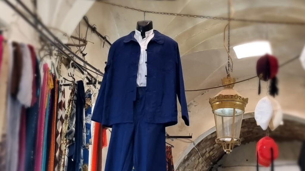 Le dengri, un bleu de travail porté par les ouvriers maoïstes arrivés en Tunisie. C'est un vêtement qui traverse les âges et les générations.