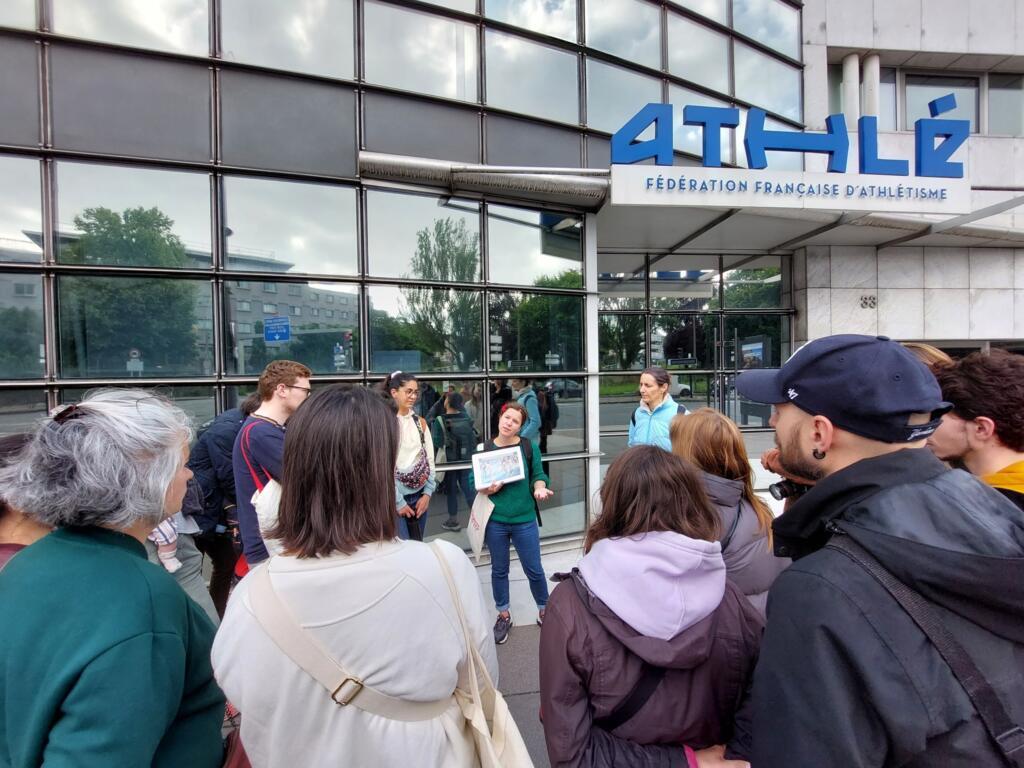 À l’aide de photos d’archive, Sonia, guide-conférencière, passe en revue l’histoire de plusieurs pionnières du sport féminin en confrontant leurs combats aux enjeux du présent.