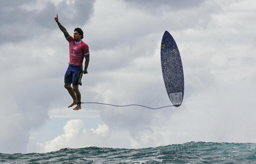 Gabriel Medina à l'issue d'une manche lors du tournoi olympique de surf des JO 2024 à Teahupo'o, à Tahiti, le 29 juillet 2024.