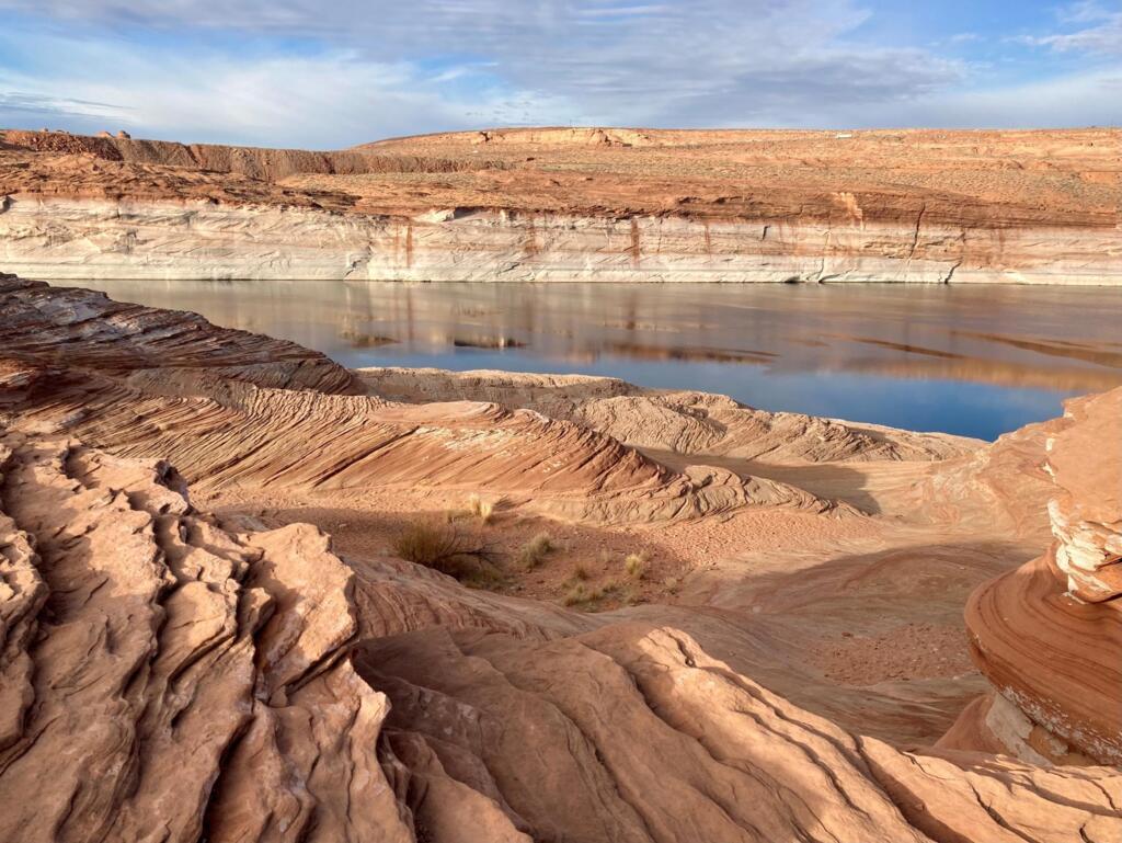 Les lignes blanches sur la roche témoignent de l’assèchement du lac Powell.