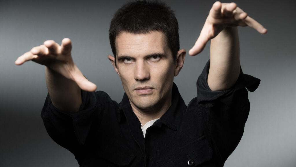 O cantor francês Mathieu Peudupin, também conhecido como Lescop, durante a 21ª edição do festival literário "Les Correspondances", em Manosque, no sul da França, em setembro de 2021.