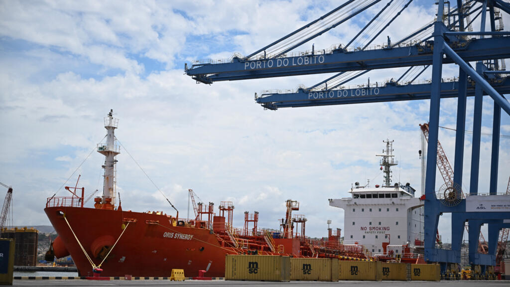 Vue générale de grues et d'un navire au port de Lobito le 4 décembre 2024.