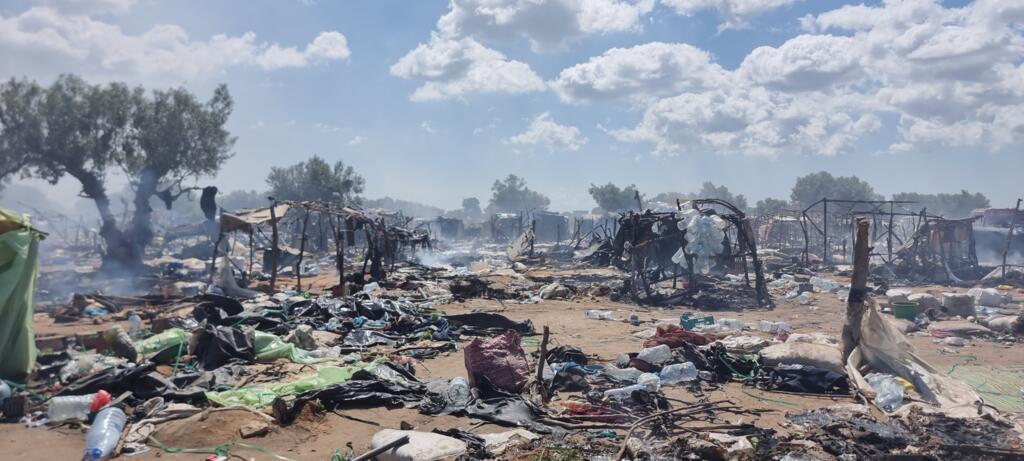 Un camp de migrants après son démantèlement par les autorités dans la région d'El Hamra à Sfax.