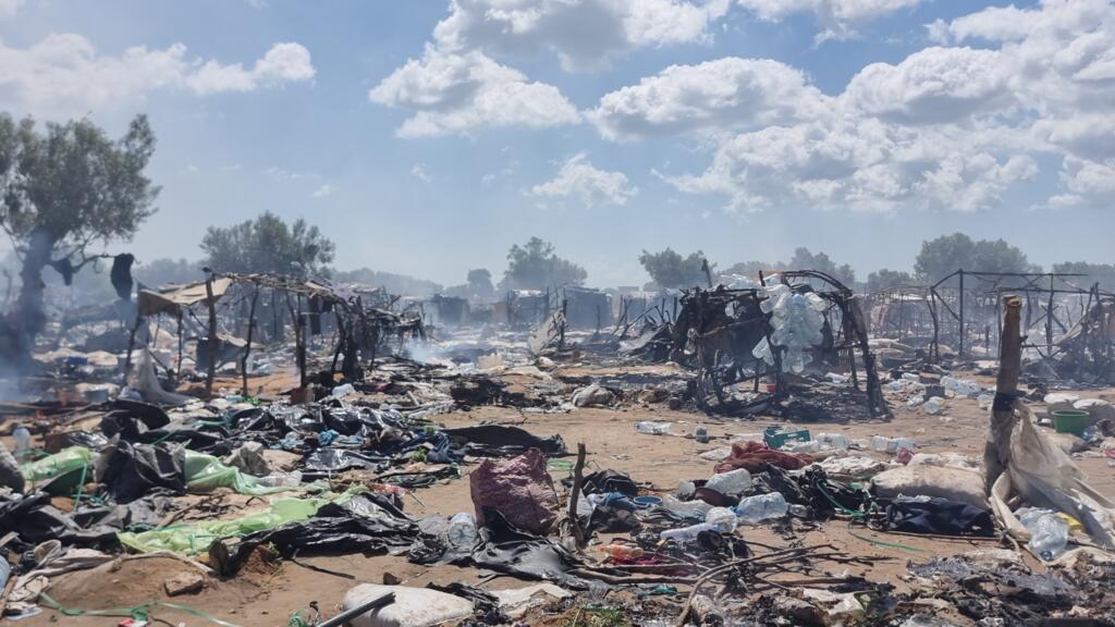 Un camps de migrants après son démantèlement par les autorités dans la région d'El Hamra à Sfax.
