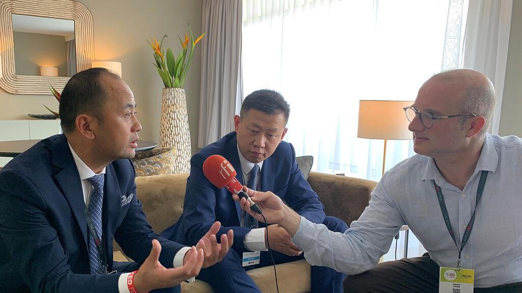 Philippe Wang, vice-président exécutif de Huawei Northern Africa, au micro de Bruno Faure.