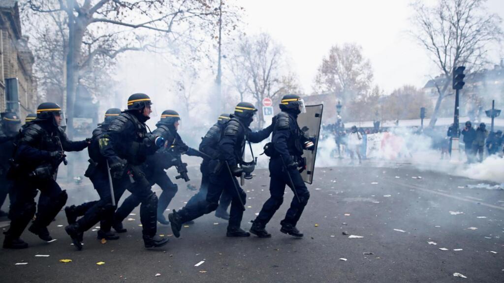 Des CRS lors d'une manifestation contre la réforme des retraites à Paris, le 5 décembre 2019.