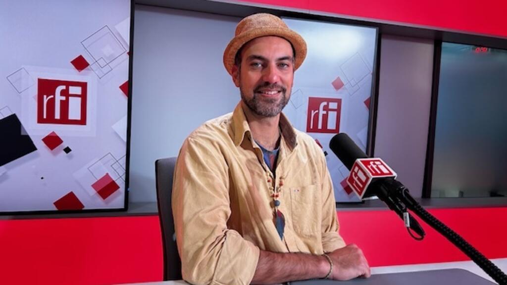 O músico brasileiro João Selva nos estúdios da RFI em janeiro de 2024.