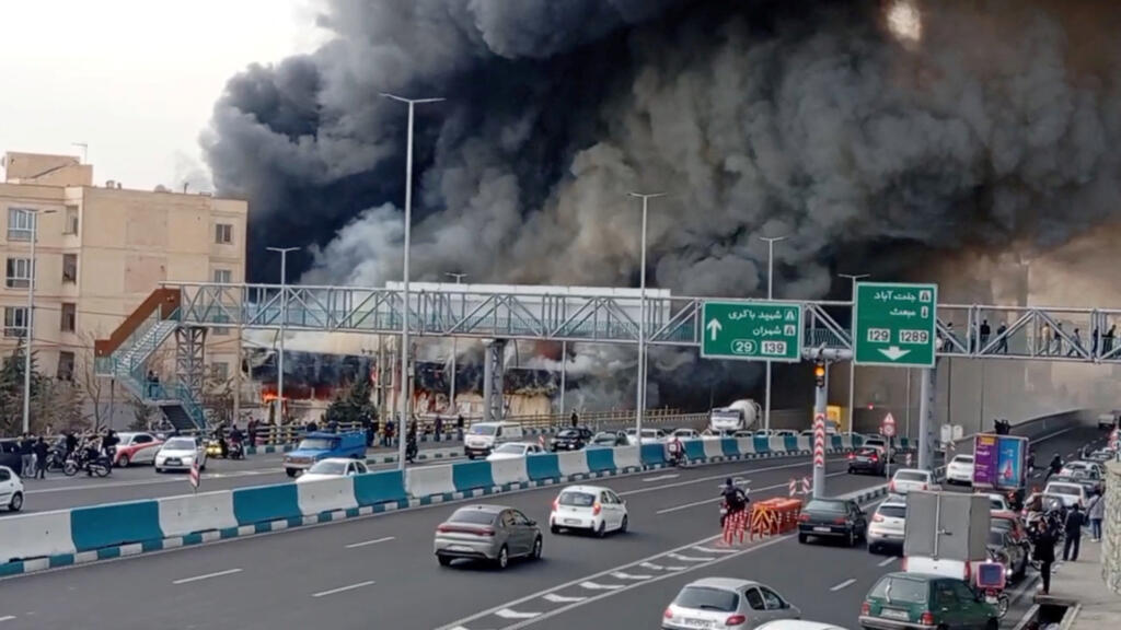 2026年2月3日发布的社交媒体视频截图显示，伊朗首都德黑兰某购物中心发生大火，浓烟滚滚。据官方媒体报道，这场火灾始于该购物中心。社交媒体/路透社提供。