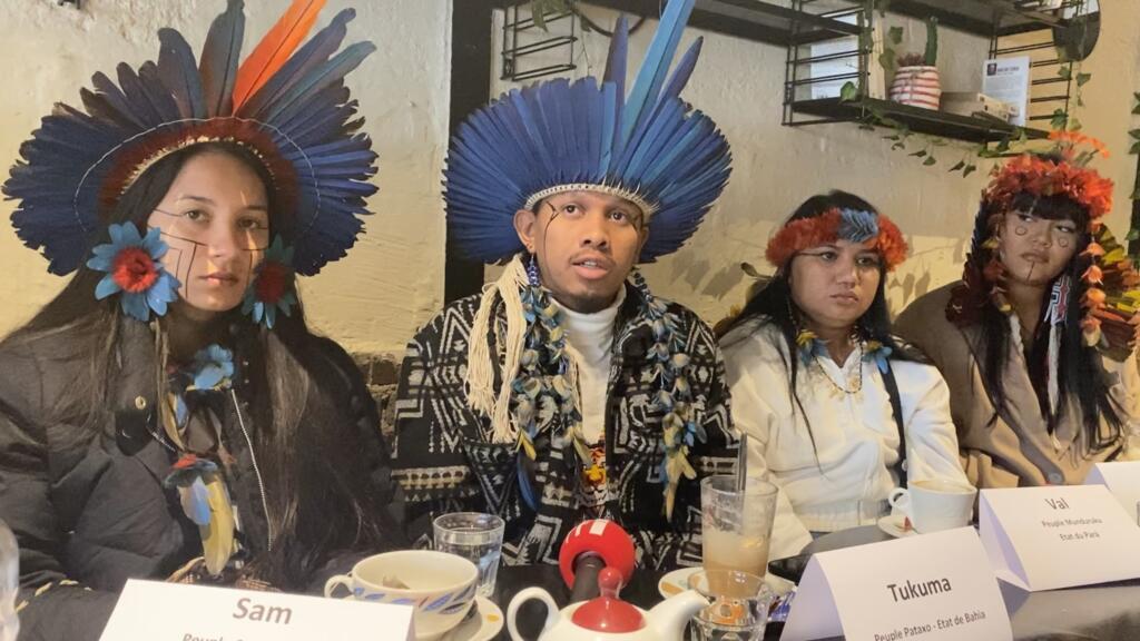 Sam Sataré Mawé, Tukumã Pataxó, Val Munduruku e Thaline Karajá integram grupo de indígenas da Amazônia que veio à Europa denunciar violações dos seus territórios.