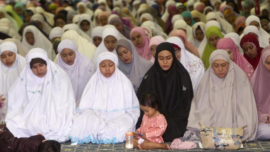 Des femmes musulmanes malaisiennes pendant la prière, lors de la fête islamique de l'Aïd al-Adha dans une mosquée de Shah Alam, en Malaisie, le mercredi 22 août 2018. (Image d'illustration).