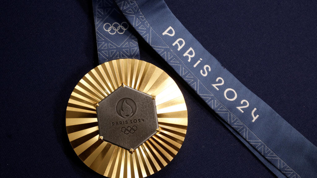 Pela primeira vez na história dos Jogos Olímpicos, uma joalheria foi escolhida para desenhar esse objeto tão desejado por atletas do mundo inteiro. Os futuros campeões levarão para casa um pedaço de ferro original da torre Eiffel. 