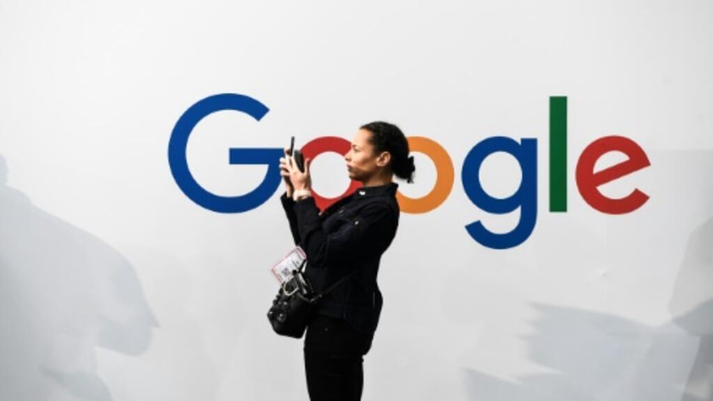 Google fait face à des pressions de la part des régulateurs du monde entier, notamment en Europe, dans le cadre de multiples enquêtes sur des abus présumés de sa position dominante dans la recherche sur Internet, la publicité et son système mobile.