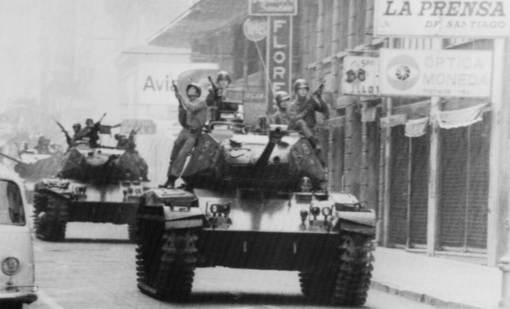 Santiago cercada por tanques durante e após o golpe militar. Em 11 de setembro de 1973, em um ato solene conhecido como Decreto Lei nº 1, os oficiais golpistas proclamaram o estabelecimento de uma junta governamental militar "com o mandato supremo de representar a Nação". Augusto Pinochet havia assumido anteriormente a presidência dessa junta governamental, na qualidade de Comandante-em-Chefe do ramo mais antigo das Forças Armadas, o Exército. Poucos dias antes, ele havia sido nomeado Comandante-em-Chefe das Forças Armadas pelo Presidente Allende.