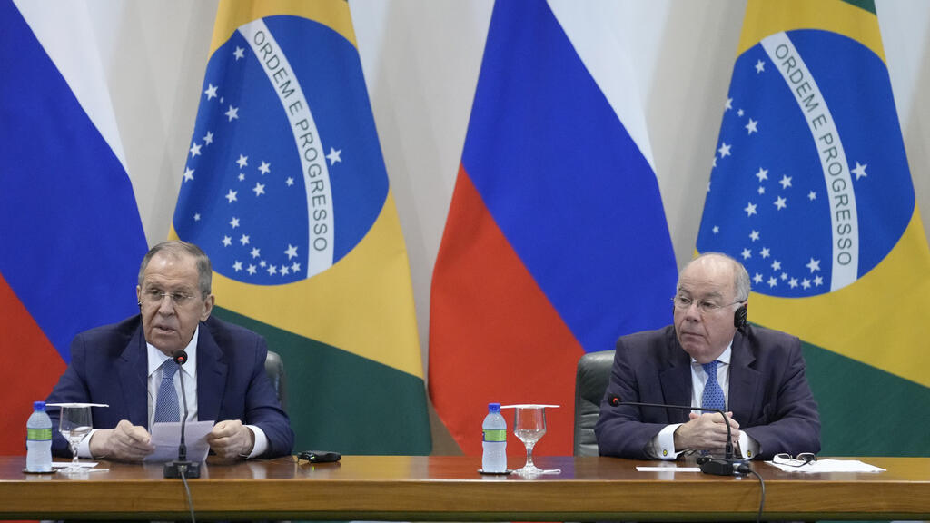 Le ministre russe des Affaires étrangères Sergueï Lavrov, à gauche, et le ministre brésilien des Affaires étrangères Mauro Vieira font une déclaration conjointe au palais Itamaraty à Brasilia, au Brésil, le lundi 17 avril 2023.