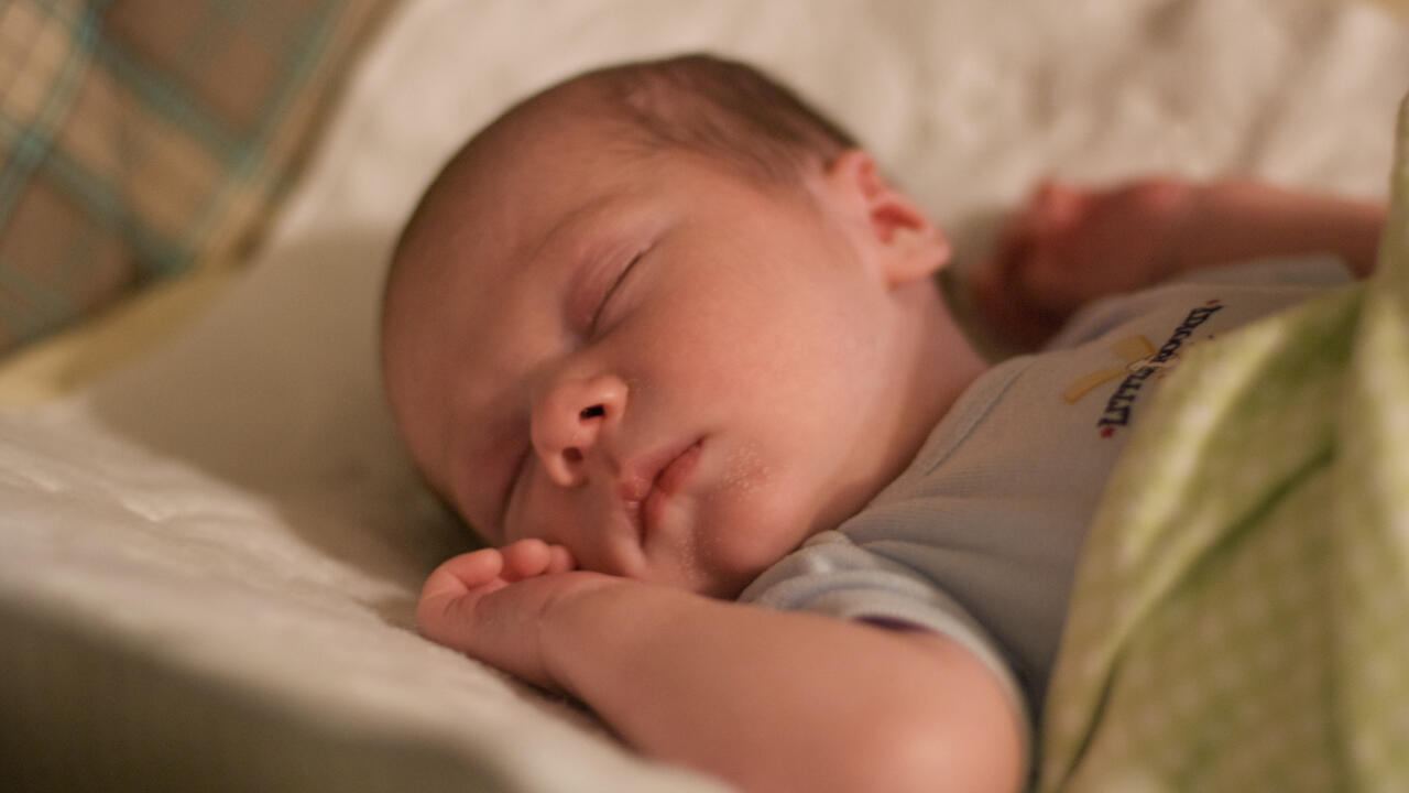 Почему ребёнок плачет перед сном. Ребенок плачет во сне. Baby crying at night. Ребенок плачет вечером перед сном. Ребенок плачет вечером перед сном.