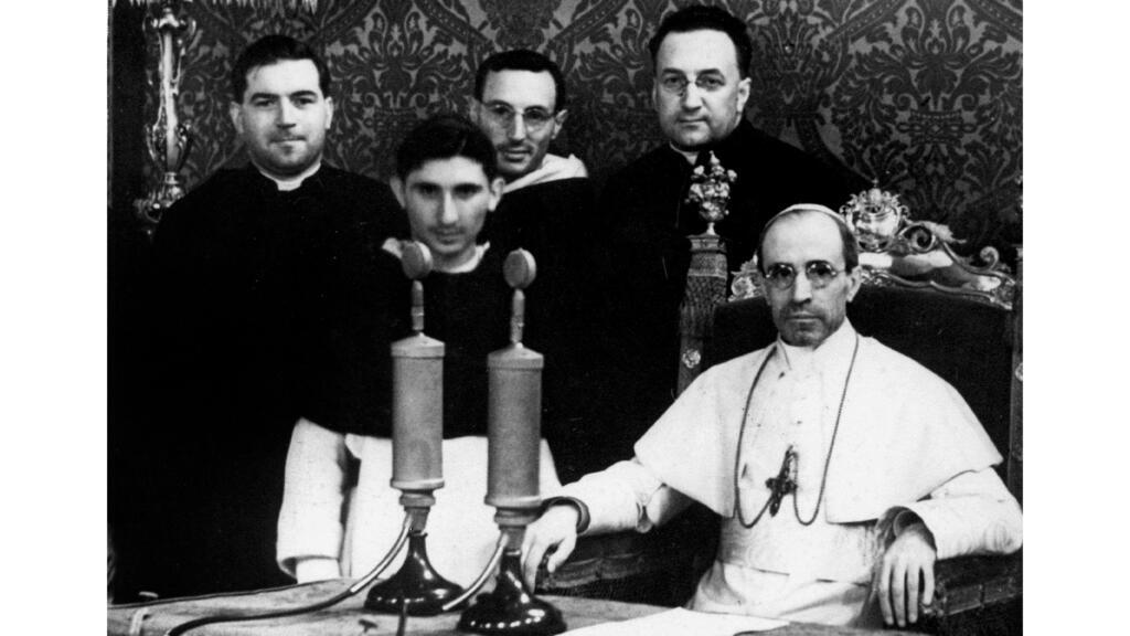 Intervention du pape Pie XII à la radio, 1942, Vatican.
(Photos et documents à découvrir au Mémorial de la Shoah à Paris, jusqu’au 23 février 2023, à l’exposition « À la grâce de Dieu : les Églises et la Shoah »).