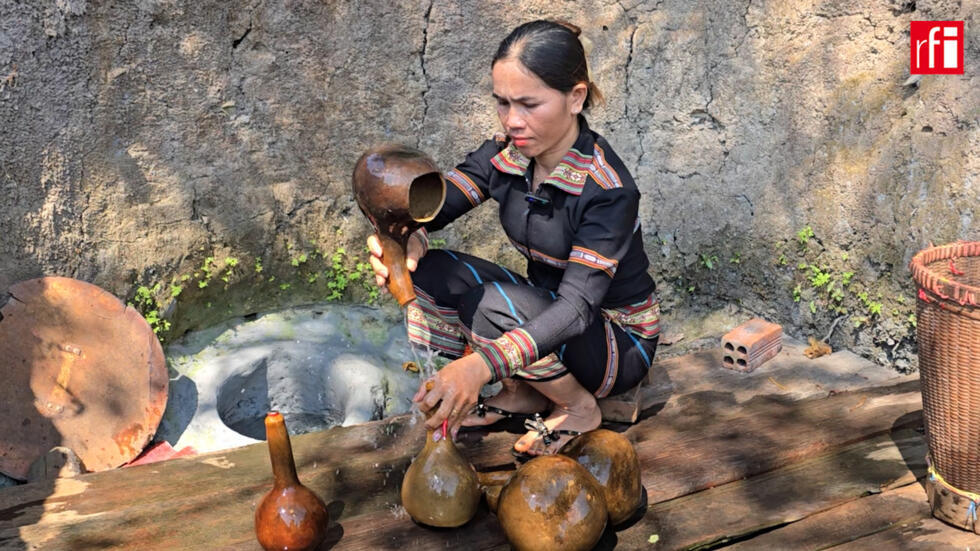 ស្ត្រីជនជាតិដើមភាគតិចចារ៉ាយកំពុងដងទឹកពីអណ្តូង