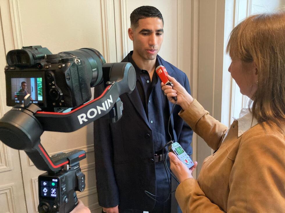 Achraf Hakimi, Prix Marc-Vivien Foé 2025 au micro d'Annie Gasnier de RFI.