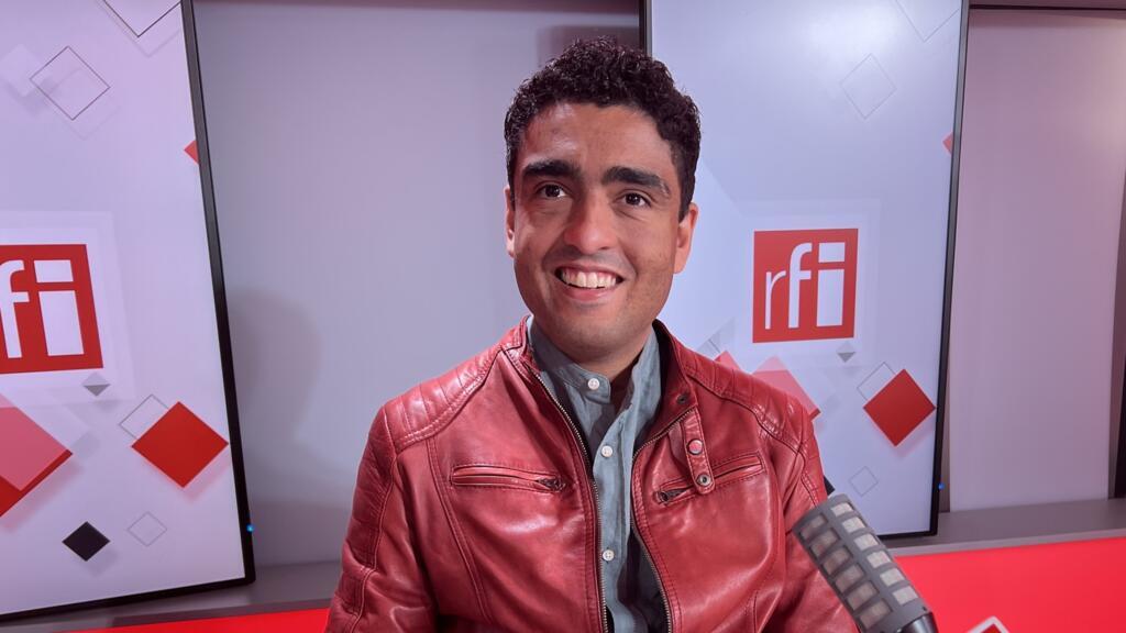 Luan Góes de passagem pelos estúdios da RFI em Paris. 