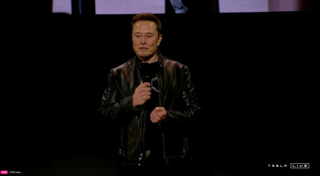 O CEO da Tesla e proprietário da X, Elon Musk, fala durante um evento de lançamento de produtos da Tesla em Los Angeles, Califórnia, EUA, em 10 de outubro de 2024, nesta imagem estática tirada de um vídeo.