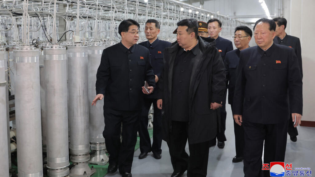 Lãnh đạo Triều Tiên Kim Jong Un (G) đang thị sát một địa điểm sản xuất vật liệu hạt nhân và phòng thí nghiệm vũ khí hạt nhân. Ảnh cho KCNA công bố ngày 29/01/2025, không cho biết địa điểm và thời gian chuyến thị sát.