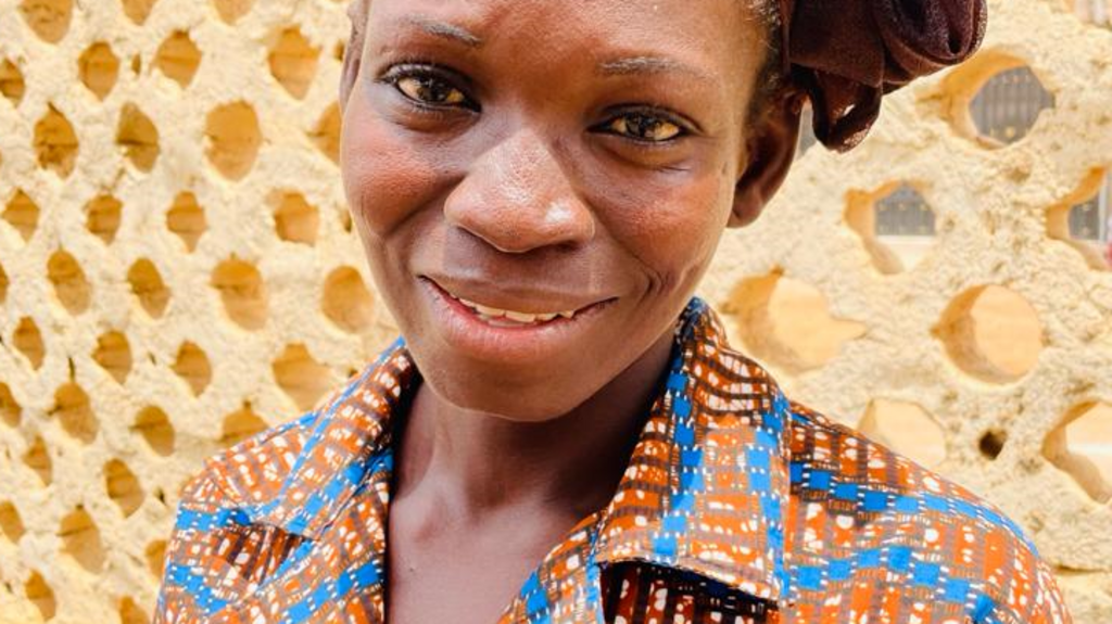 Charlotte vient du nord du Togo. Après les funérailles de son mari au village, la belle-famille l'a traitée de sorcière et soupçonnée du meurtre de son époux. Pendant 3 mois, elle a enduré rites et cérémonies de veuvage, enfermée dans une chambre dans le noir.