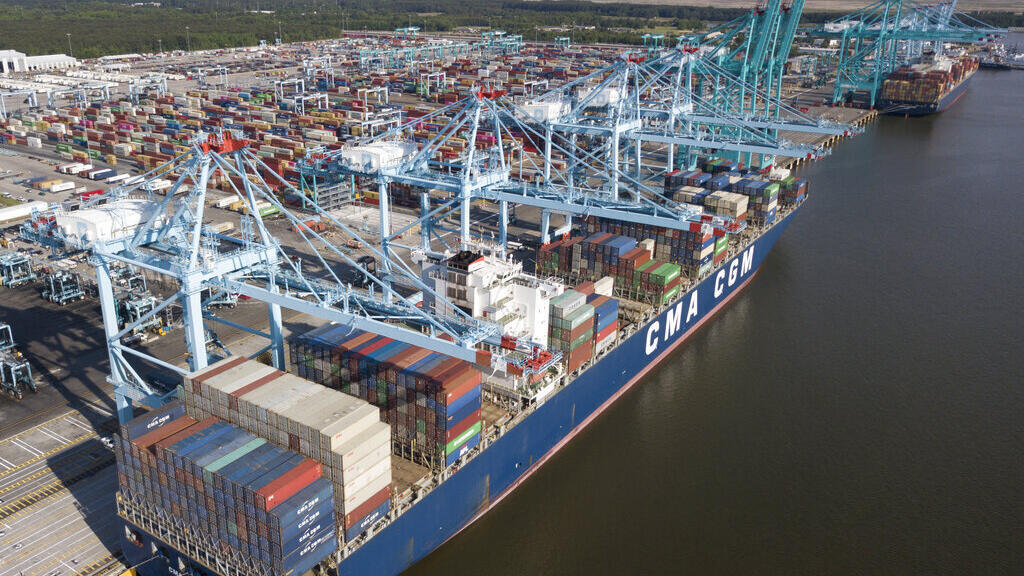 Hình tư liệu minh họa : Container hàng Trung Quốc đang được dỡ tại cảng Virginia International Gateway ở Norfolk, Virginia, Hoa Kỳ.