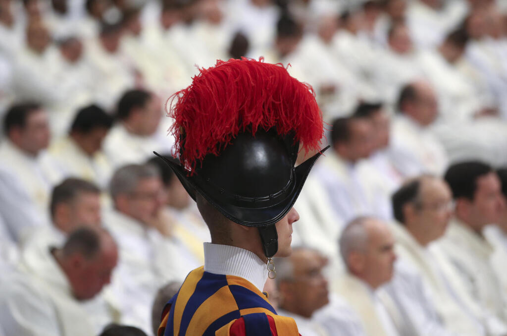 O uniforme da Guarda Suíça é particularmente admirado pelos turistas.