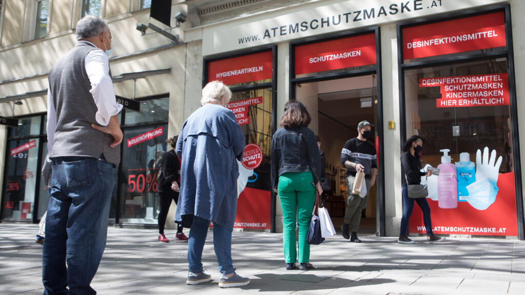Les clients font la queue devant un magasin de vente de masque dans une rue commerçante de Vienne, le 20 avril 2020. (Image d'illustration)