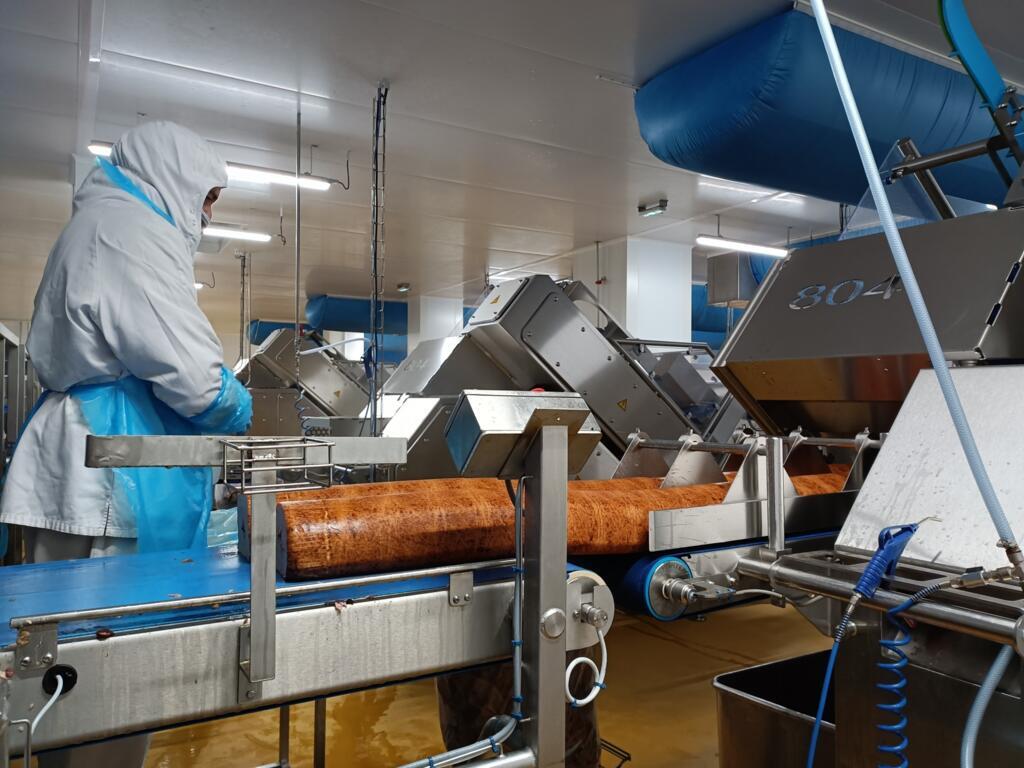 Lors de la fabrication de charcuterie halal de l'usine Isla Délice de Saint-André-sur-Vieux-Jonc, près de Bourg-en-Bresse.
