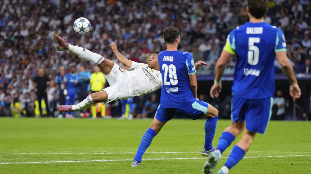 Un tir de Kylian Mbappé (Real Madrid) à gauche, pendant le match de Ligue des Champions face à l'Olympique de Marseille, le 16 septembre 2025, à Madrid.
