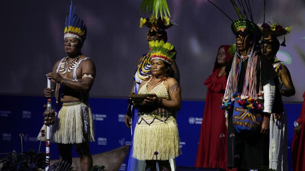 Des peuples autochtones colombiens lors de la cérémonie d'ouverture de la COP16, une conférence des Nations Unies sur la biodiversité, à Cali, en Colombie, le dimanche 20 octobre 2024.