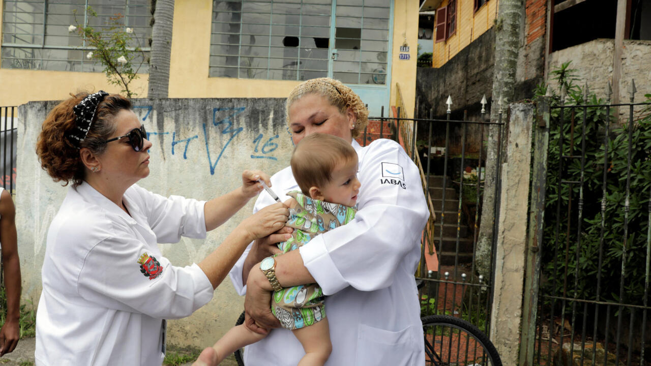 Brésil campagne de vaccination contre la fièvre jaune sur fond de carnaval