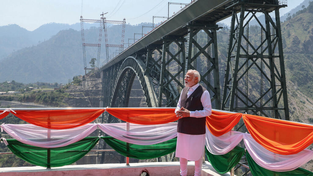 Cette photographie, prise et publiée par le Bureau d'information de la presse indienne (PIB) le 6 juin 2025, montre le Premier ministre indien Narendra Modi visitant le pont ferroviaire de Chenab lors de l'inauguration de la liaison ferroviaire du Cachemire, à Reasi, au Jammu-et-Cachemire. Modi est arrivé au Cachemire le 6 juin, sa première visite dans cette région himalayenne contestée depuis le conflit avec son rival pakistanais le mois dernier, et a inauguré une ligne ferroviaire stratégique.