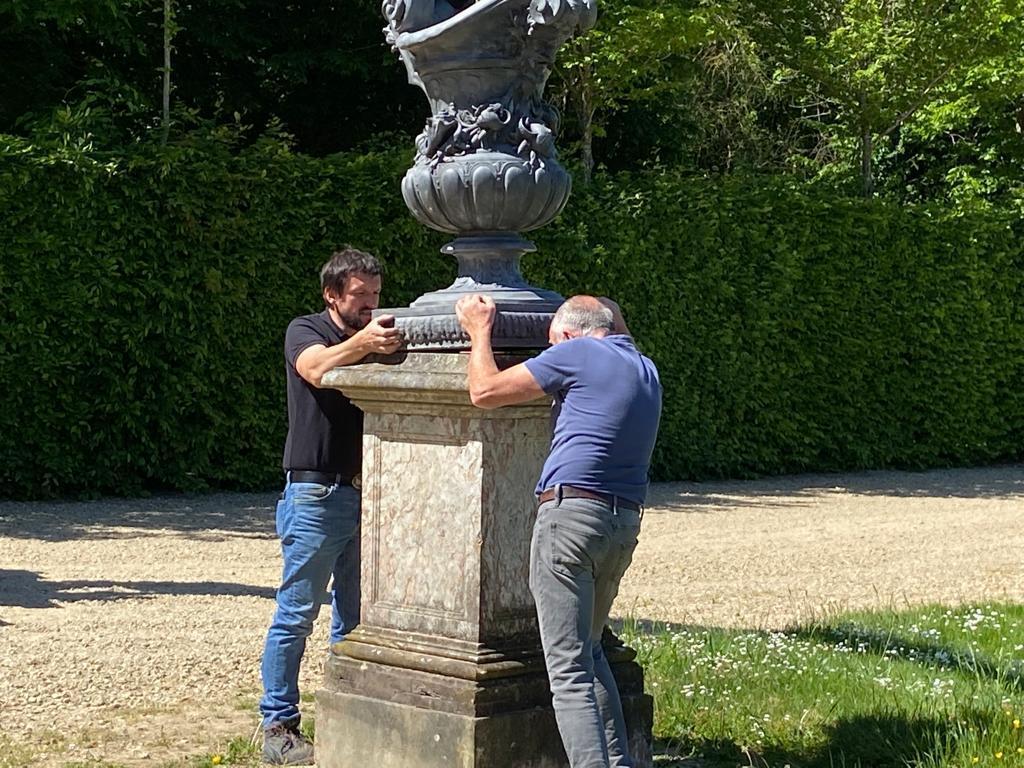 Antoine Amarger, installation de sculpture au château de Versailles