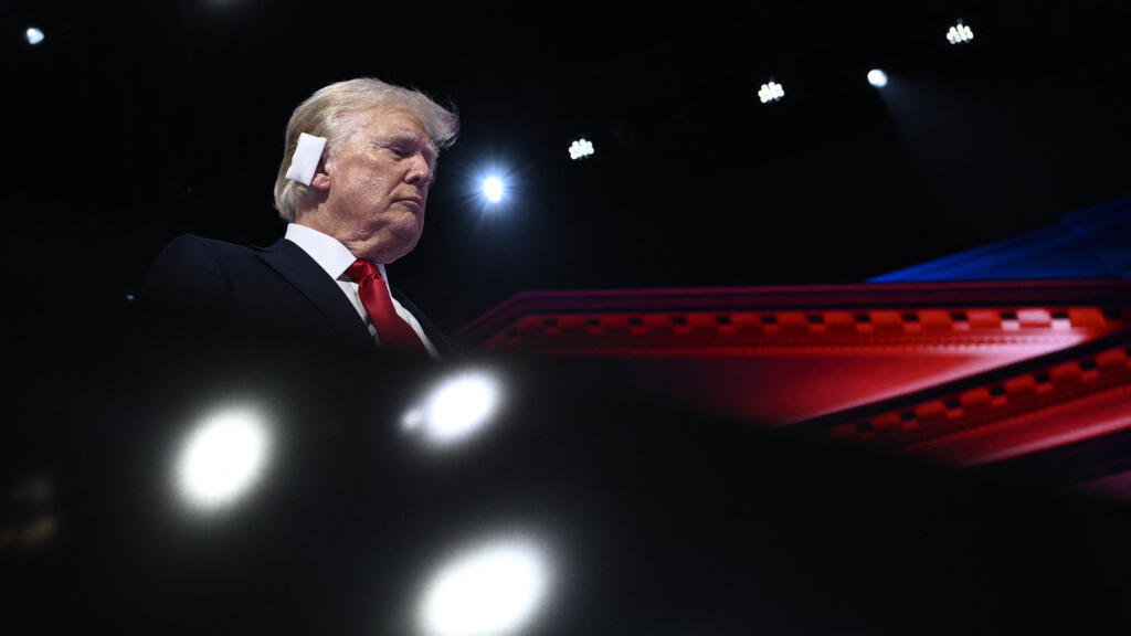 L'ancien président américain et candidat républicain à l'élection présidentielle de 2024, Donald Trump, sur scène lors de la dernière journée de la Convention nationale républicaine de 2024 au Fiserv Forum à Milwaukee, Wisconsin, le 18 juillet 2024.