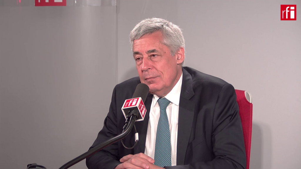 Henri Guaino, ancien conseiller spécial du président Nicolas Sarkozy, dans le studio de RFI, le 20 mai 2022.