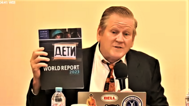 人權觀察亞洲區副主任羅柏森手持的人權年報, 紀錄了101個國家打壓人權的狀況,2023年1月12日。