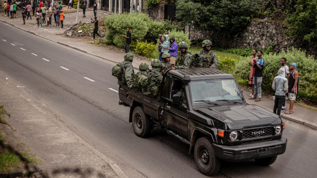 Des membres du groupe armé M23 circulent dans une camionnette dans une rue de Goma le 29 janvier 2025.
