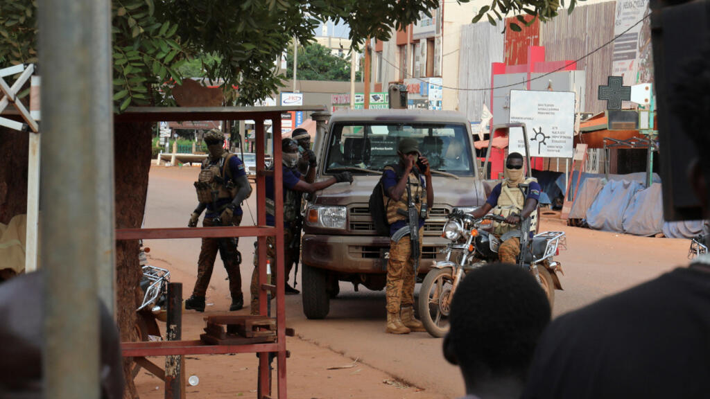 Les soldats de la nouvelle junte montent la garde dans une rue de Ouagadougou, Burkina Faso le 1er octobre 2022.