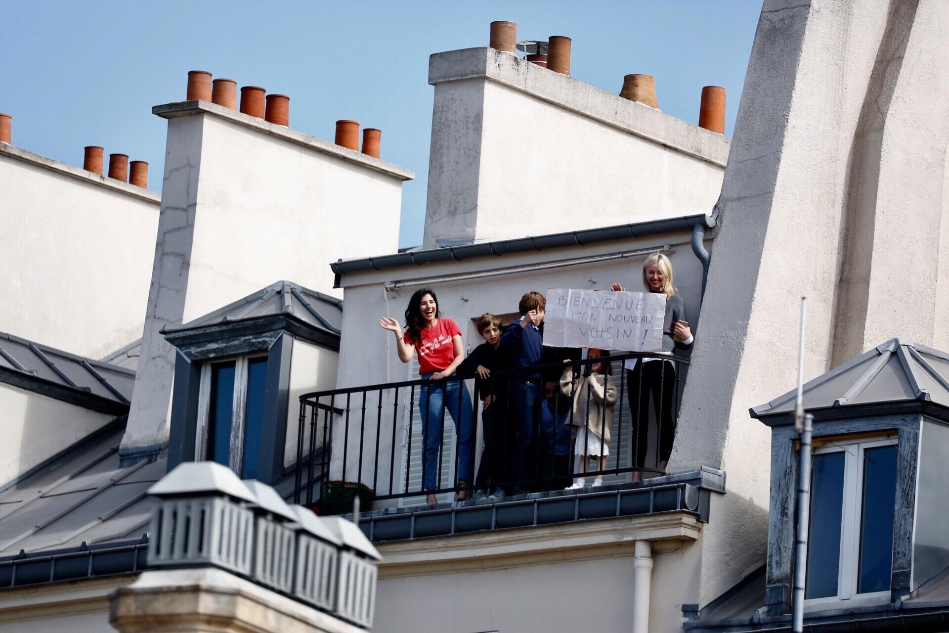 Les habitants d'un appartement en face de l'Elysée.