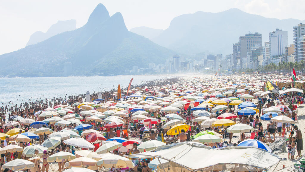 Plage d'Ipanema bondée de touristes.