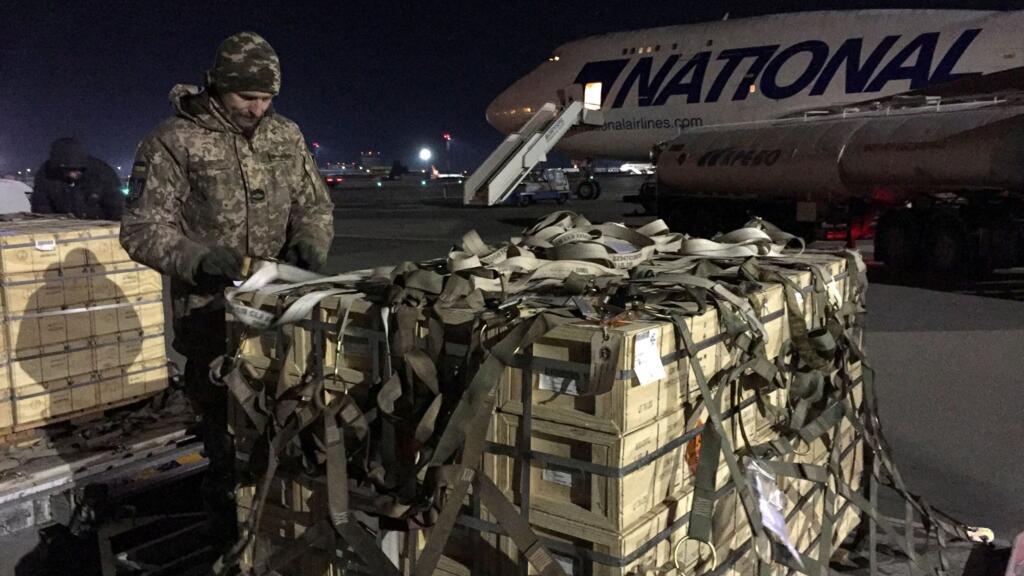 Livraison d'aide militaire dans le cadre de l'assistance à la sécurité des États-Unis à l'Ukraine, à l'aéroport international de Boryspil, près de Kiev, le 13 février 2022.