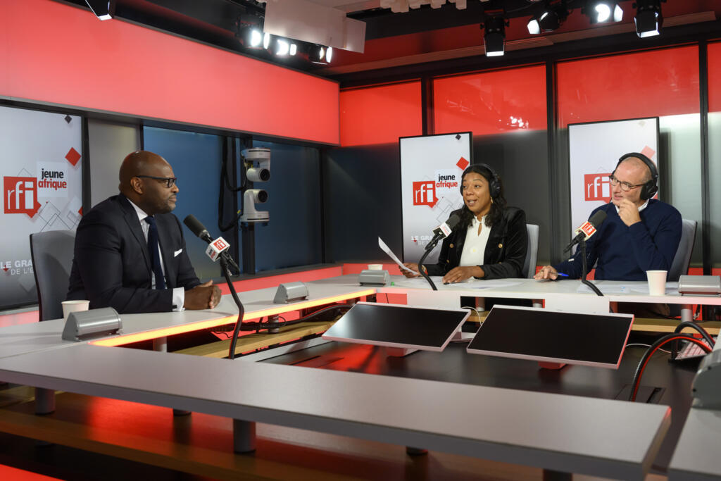 Junior M'Buyi, fondateur de JPG Consulting Partners avec Bruno Faure (RFI) et Aurélie M'Bida (Jeune Afrique)