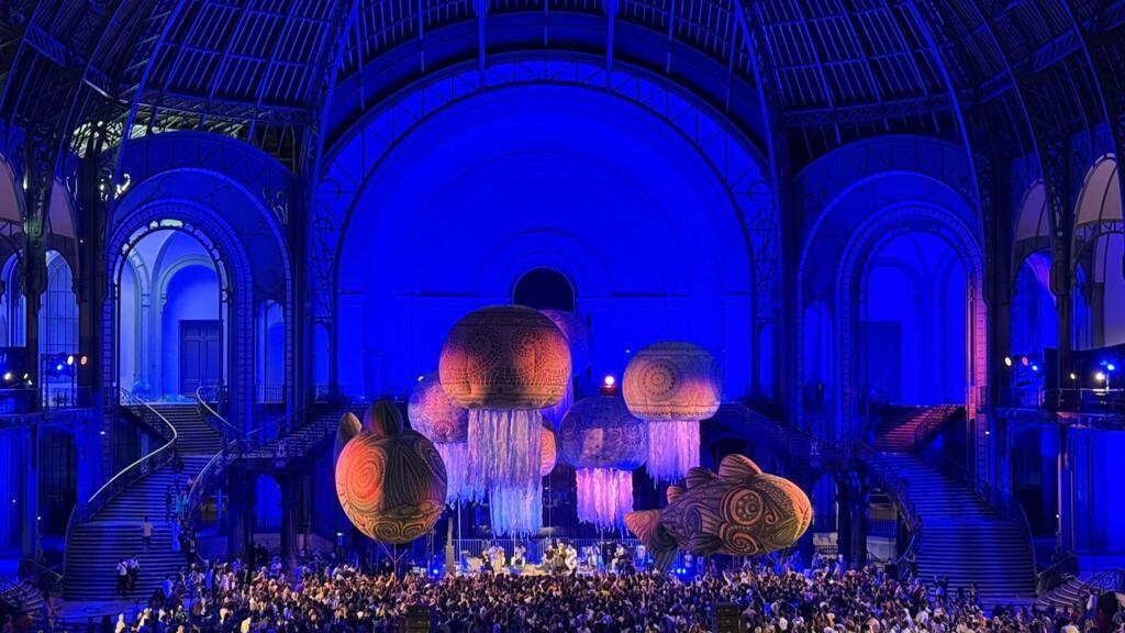 Ritmos e danças do Brasil invadiram o Grand Palais para o Grande Baile Brasileiro, que reuniu cerca de duas mil pessoas em Paris. Em 6 de julho de 2025.